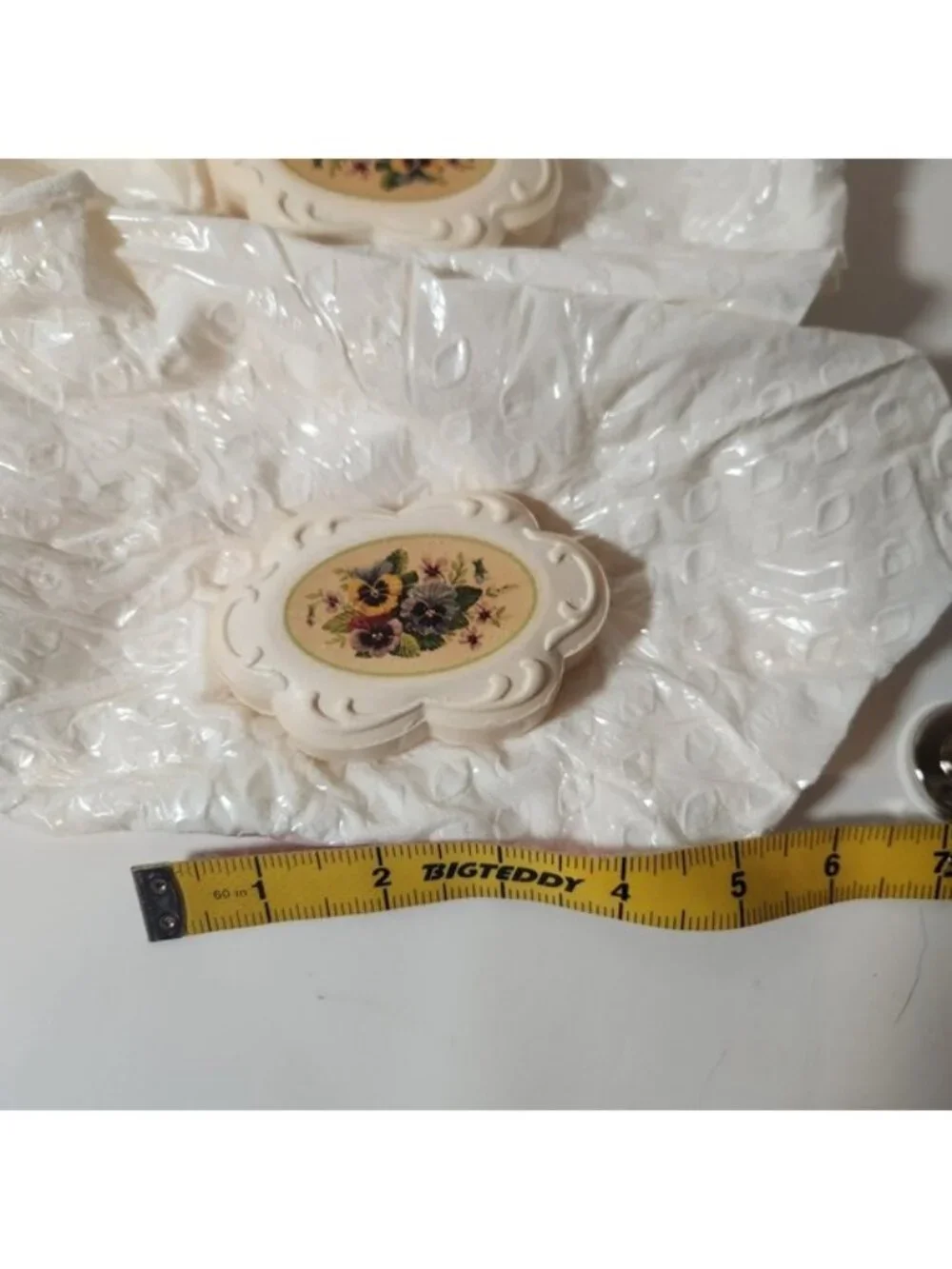Vintage Avon Bouquet of Pansies Fragranced Soap Set 2 Bars 3oz Each Floral Decal